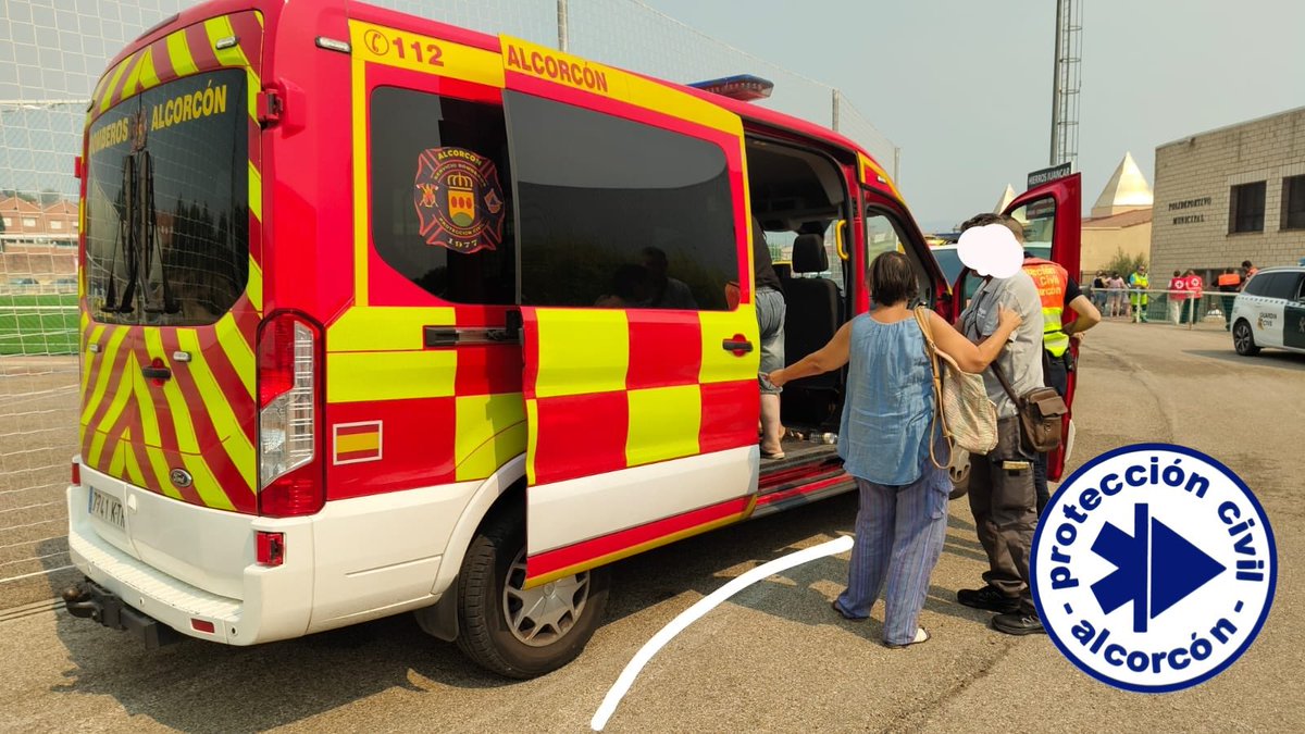 PCivil_Alcorcon's tweet photo. #IFSierraOeste
Hoy, estamos trasladando a Personas evacuadas en el Polideportivo de #VillaDelPrado a sus domicilios para recoger sus pertenencias más necesarias (documentos, medicación..) ya que se mantiene el desalojo preventivo en la zona. 
#ProtecciónCivil 
#Alcorcón https://t.co/qWl3c6IJaN
