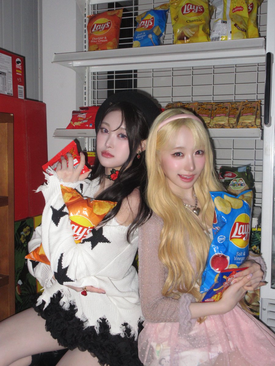 SAYMYNAMEGlobal's tweet photo. 📸 | #MEI #메이 Weverse update with #SOHA #소하
‘Happy birthday, Egg Oppa ~~♡
I really love Jung Minha who always works so hard at life...
I’ve had so many conversations with Minha going all the way back to our trainee days. Laughing—
#SAYMYNAME #세이마이네임 #セイマイネーム https://t.co/LMOMn5kXPC
