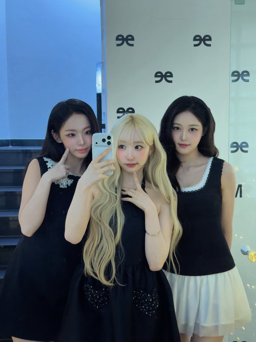 SAYMYNAMEGlobal's tweet photo. 📸 | #MEI #메이 Weverse update with #SOHA #소하
‘Happy birthday, Egg Oppa ~~♡
I really love Jung Minha who always works so hard at life...
I’ve had so many conversations with Minha going all the way back to our trainee days. Laughing—
#SAYMYNAME #세이마이네임 #セイマイネーム https://t.co/LMOMn5kXPC