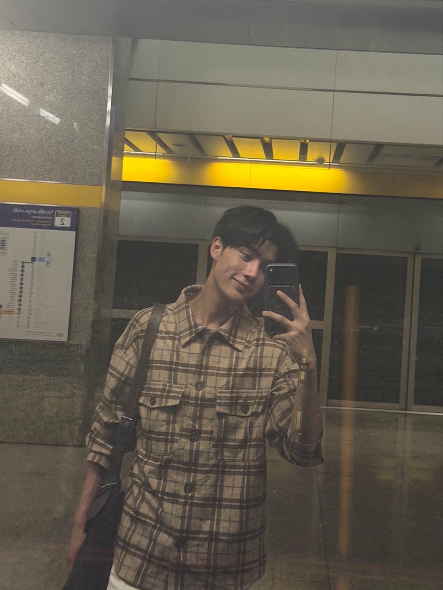 nongmermaidd's tweet photo. เมื่อไหร่ท่านจะเสริฟลุคนี้ให้เราอีก
ลุคตัวท้อป gen z หน้าสดนั่ง mrt ไป ม.
ตอนเย็นไปกินข้าวมิตรทาวน์
แล้วชาร์ตแบตเต็มเดินสยามรอคนมาสัมภาษณ์ 👉🏻👈🏻
ใครเห็นก็ตกหลุมรักนะ 🫳🏻🥺

#Ongsacelcius https://t.co/4R66bQodOu