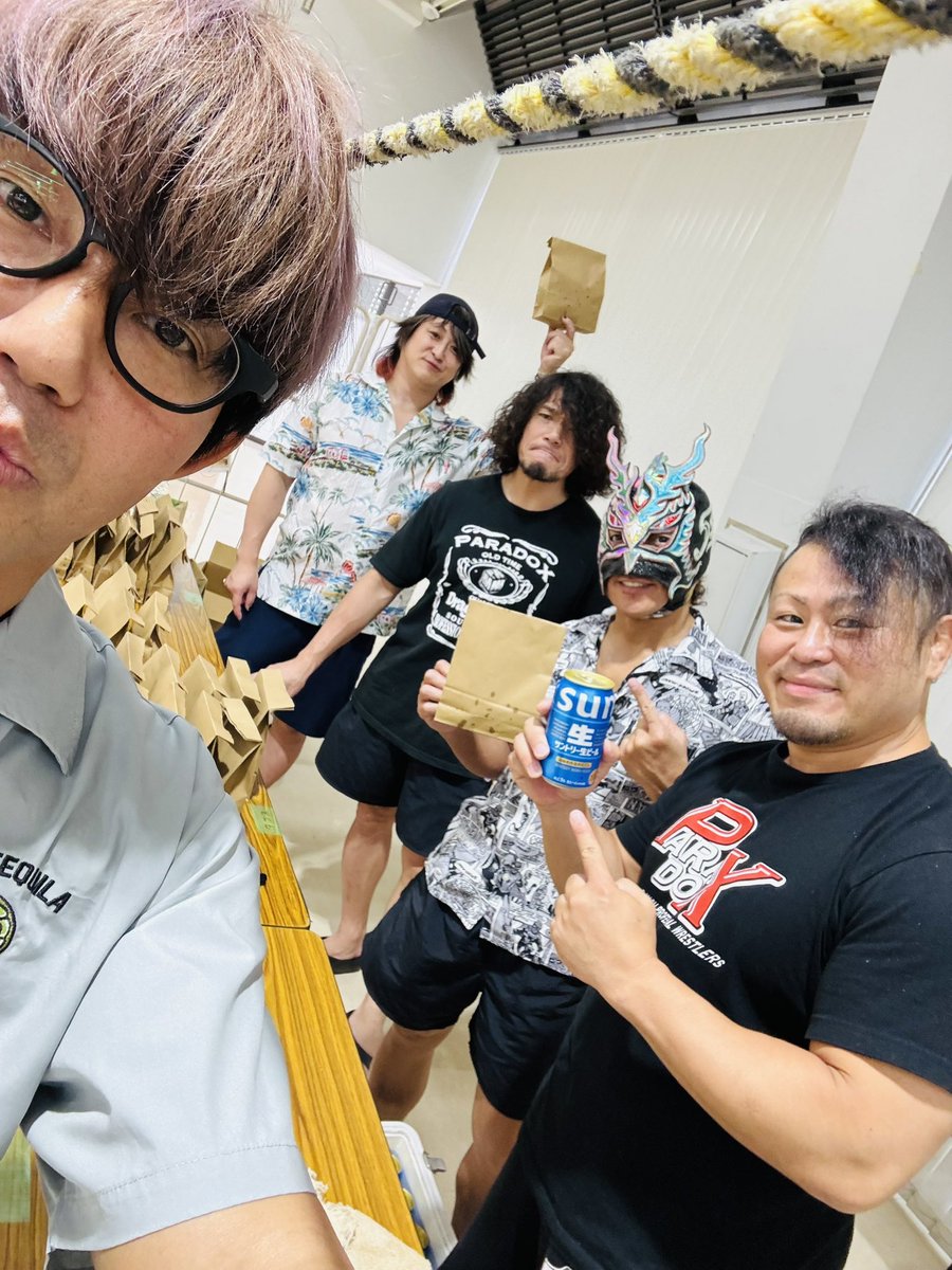 ssm_yokosuka046's tweet photo. 神戸大会ありがとうございました！

恒例のサマフェスから試合とてんこ盛りな一日になりましたが、、

中でも辻口と大島のデビュー戦も凄く良かったですね🤡👏

今後の2人の活躍に期待します🙌

BAR PARADOXの我々の落書き？入りジュースも全て完売、ご購入の皆さんありがとうございました🫡

#DRAGONGATE