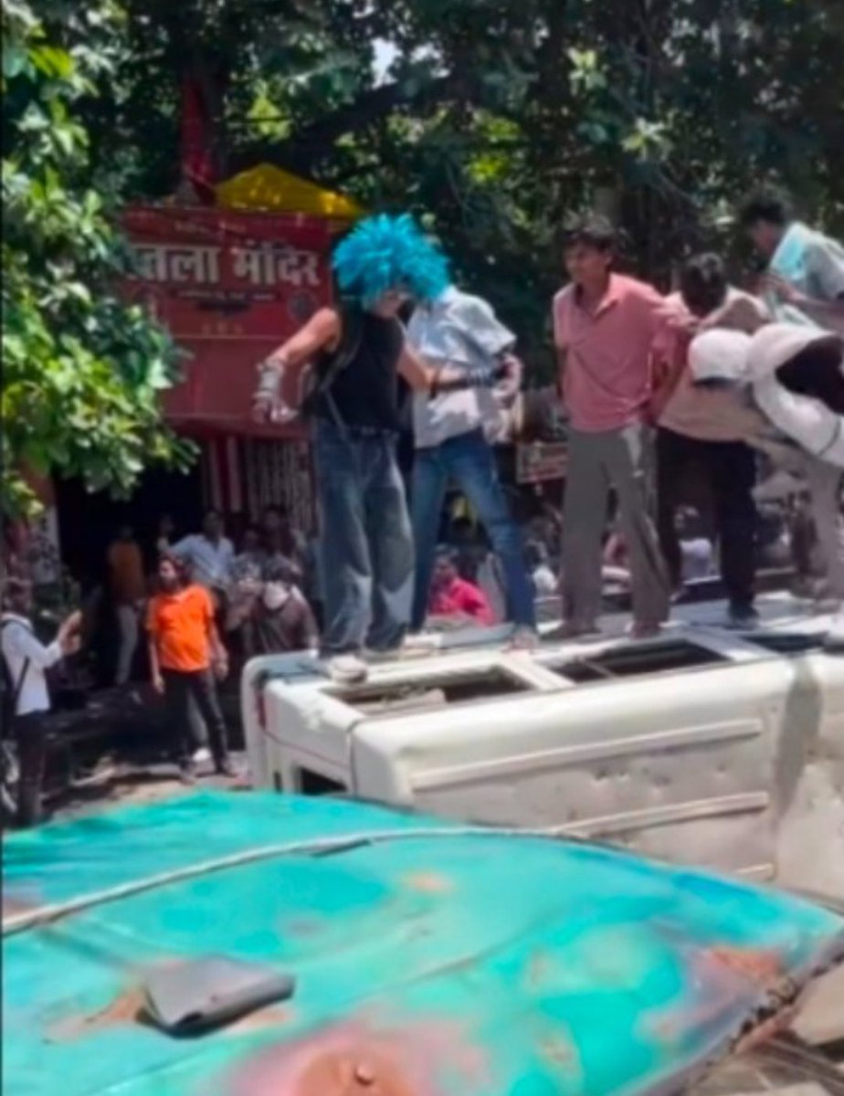 yati_Official1's tweet photo. यह वही 15 साल का लड़का है जिसकी पुलिस द्वारा पिटाई की वीडियो वायरल हो रही है कई लोग इसका वीडियो डालकर बोल रहे हैं बच्चे को मारा यह बच्चा नहीं है उपद्रवी है पहले ईसने गाड़ी तोड़ी फिर गाड़ी पर चढ़ कर शीशे तोड़े पत्थर फेक उसके बाद ही पुलिस ने कार्रवाई की... https://t.co/3FEeReiI24