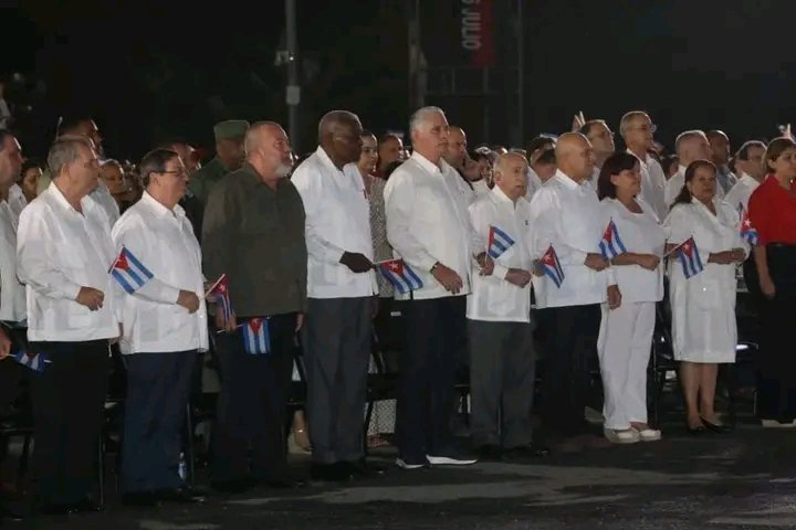 AlbertoLopezcu's tweet photo. 🇨🇺 @DiazCanelB: "Hemos emprendido un proceso de saneamiento macroeconómico, y estamos potenciando todas las formas de gestión, estimulando al trabajador y al campesino, y abriendo espacios a la inversión responsable. 
Esta es la batalla económica y social de esta generación". https://t.co/zbzfgoOYlm