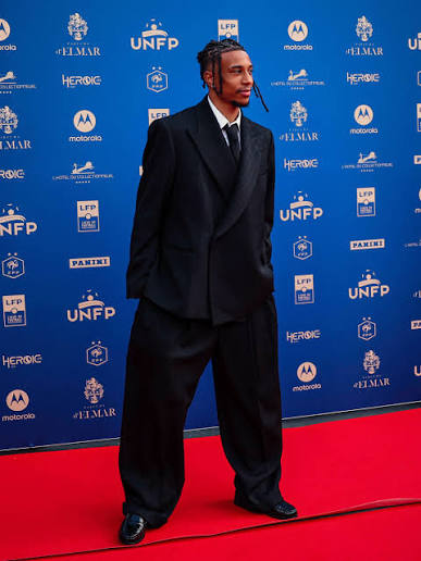 waiting4it_em's tweet photo. big pants bc he knows he's packing https://t.co/IT8yLpdjlo