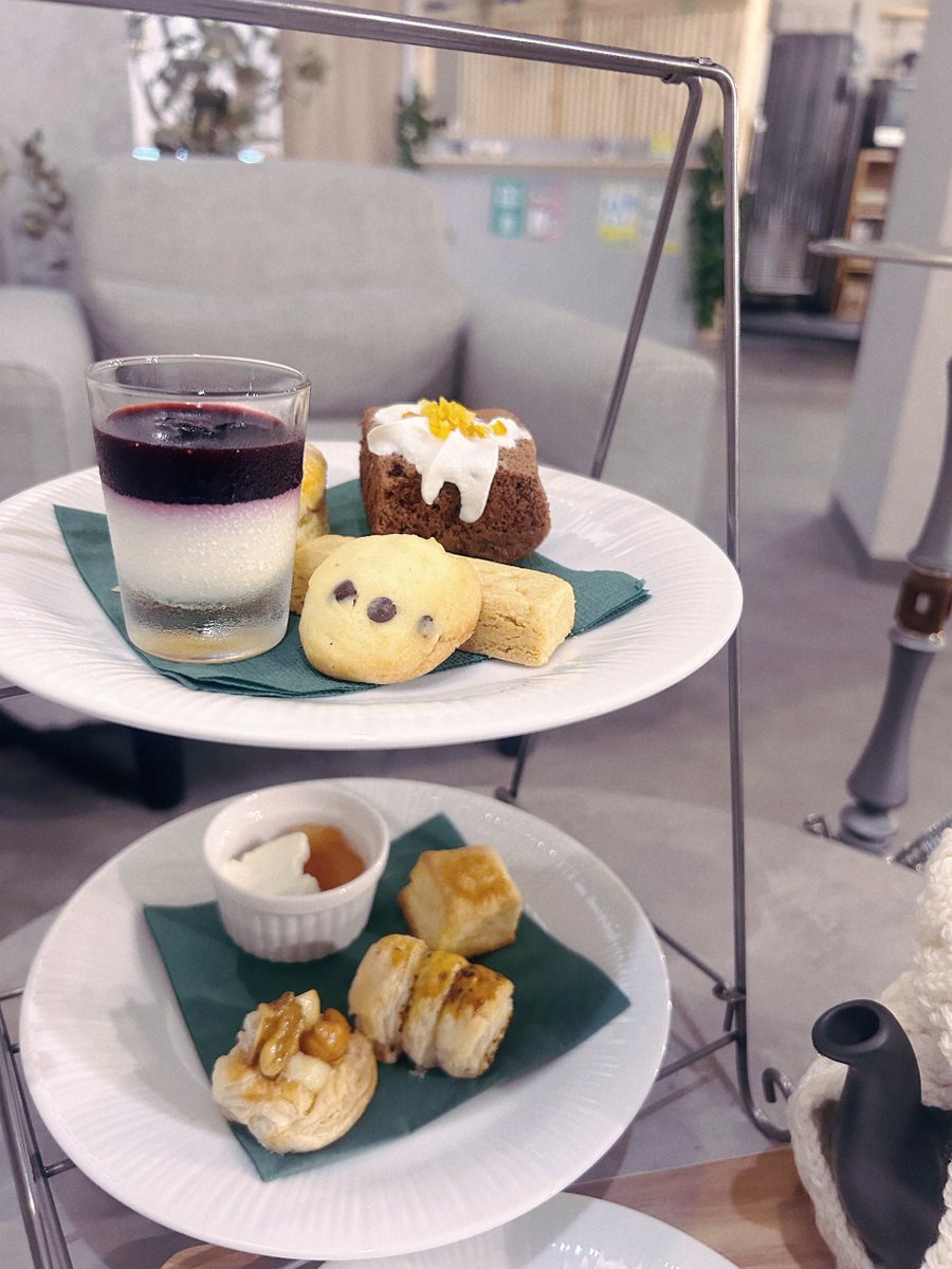 sumi_feline's tweet photo. 先日の、ゆったりした夜お茶シーシャ。
LIRRAのホワイトムスクに、アフタヌーンティーに合わせた華やかなミックス🌃🫧
お紅茶はニルギリ。さわやかだけれど葉の渋みも感じられて、とてもすきなのだわ🌿

せっかくなので、これからは辿れるようにタグつけたりしてみますわね🐾
 #すみちシーシャ巡り https://t.co/2g9R42vN15