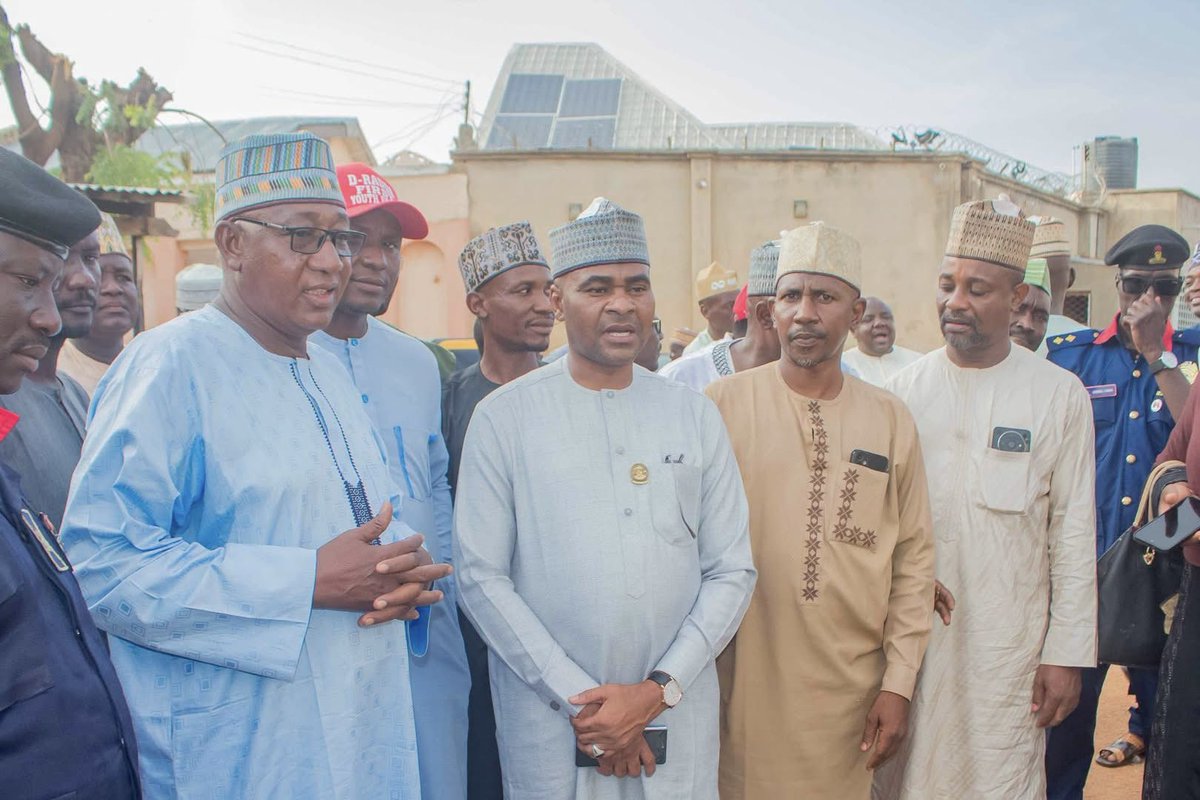 _GMTD's tweet photo. Engr. Muttaqha Rabe Darma Ya Bai wa Al’ummar Sabon Gida, Yamma I, Katsina Sabon Transformer

A madadin Ministan Gidaje da Bunƙasa Birane, Engr. Muttaqha Rabe Darma, wakilinsa P.A Gambo Garba ya miƙa sabon transformer ga al’ummar Sabon Gida da ke Mazabar Yamma I a Jihar Katsina, domin magance matsalar ƙarancin wutar lantarki da yankin ke fuskanta.

Yayin miƙa transformer ɗin, P.A Gambo Garba ya bayyana cewa Ministan ya himmatu wajen ci gaba da aiwatar da ayyukan alheri da ke inganta rayuwar al’umma, musamman ta fuskar samar da abubuwan more rayuwa. Ya ƙara da cewa ƙofar Ministan a buɗe take ga al’umma, kuma zai ci gaba da tallafa wa jama’a gwargwadon iko.

A nasu ɓangaren, al’ummar Sabon Gida da shugabanninsu sun nuna matuƙar farin ciki da godiya bisa wannan tallafi, tare da yabawa Engr. Muttaqha Rabe Darma kan kulawarsa ga buƙatun jama’a. Sun kuma yi masa addu’ar Allah Ya ƙara masa lafiya, hikima da nasara a ci gaba da hidimtawa ƙasa da al’umma.