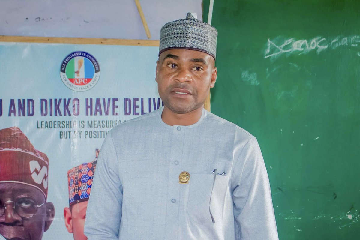 _GMTD's tweet photo. Engr. Muttaqha Rabe Darma Ya Bai wa Al’ummar Sabon Gida, Yamma I, Katsina Sabon Transformer

A madadin Ministan Gidaje da Bunƙasa Birane, Engr. Muttaqha Rabe Darma, wakilinsa P.A Gambo Garba ya miƙa sabon transformer ga al’ummar Sabon Gida da ke Mazabar Yamma I a Jihar Katsina, domin magance matsalar ƙarancin wutar lantarki da yankin ke fuskanta.

Yayin miƙa transformer ɗin, P.A Gambo Garba ya bayyana cewa Ministan ya himmatu wajen ci gaba da aiwatar da ayyukan alheri da ke inganta rayuwar al’umma, musamman ta fuskar samar da abubuwan more rayuwa. Ya ƙara da cewa ƙofar Ministan a buɗe take ga al’umma, kuma zai ci gaba da tallafa wa jama’a gwargwadon iko.

A nasu ɓangaren, al’ummar Sabon Gida da shugabanninsu sun nuna matuƙar farin ciki da godiya bisa wannan tallafi, tare da yabawa Engr. Muttaqha Rabe Darma kan kulawarsa ga buƙatun jama’a. Sun kuma yi masa addu’ar Allah Ya ƙara masa lafiya, hikima da nasara a ci gaba da hidimtawa ƙasa da al’umma.