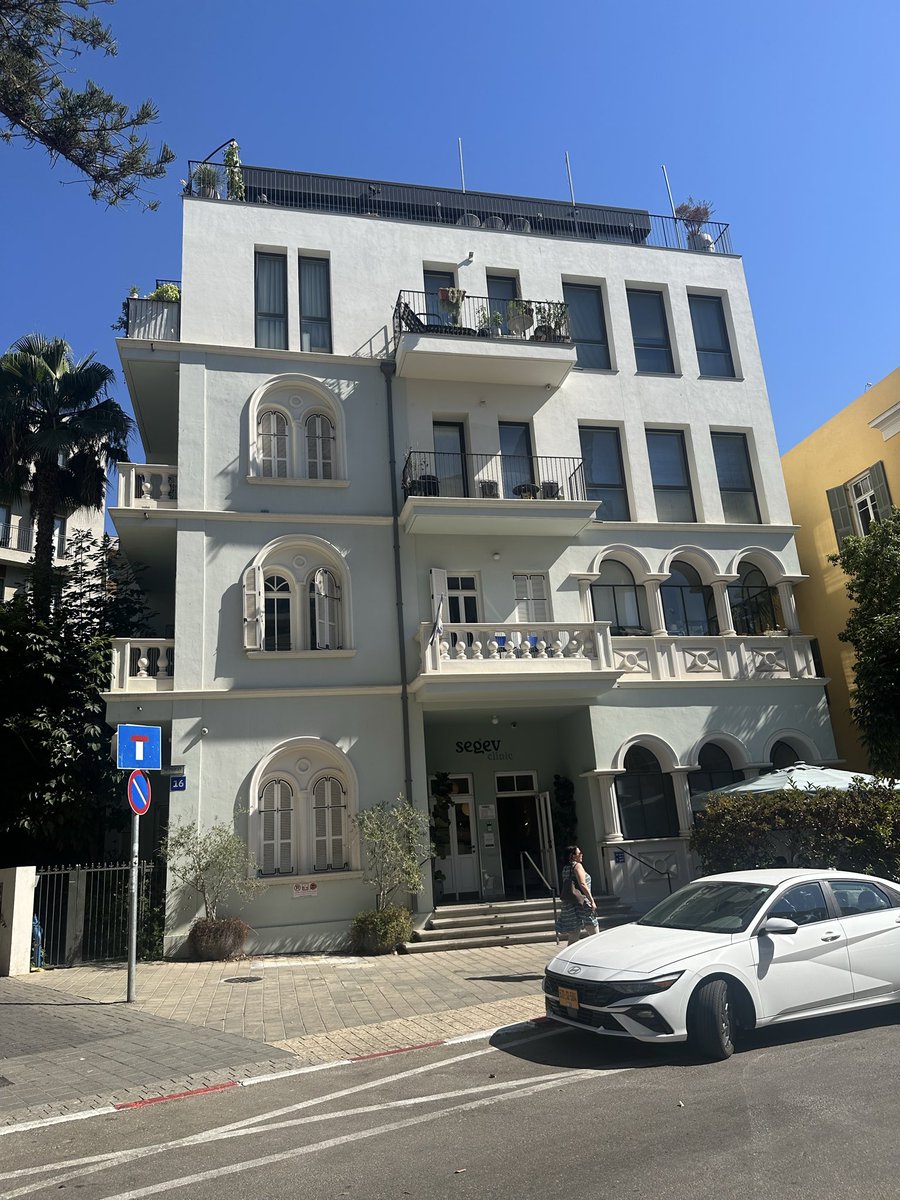 EylonALevy's tweet photo. איזה בניינים חמודים ידענו לבנות פעם. 

כלל האצבע בבניה חדשה צריך להיות: האם בונים פה משהו שיהיה שווה לשמר עוד 100 שנה, או שנרצה להוריד ולהחליף כבר במספר עשורים?

בואו נבנה מדינה שנרצה לשמר! https://t.co/XIzTqEUsaW