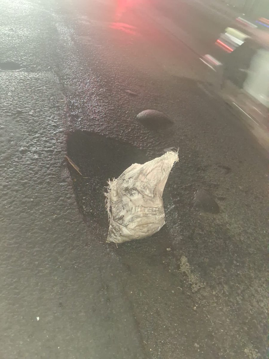 mehtaharsh91's tweet photo. Jogeshwari East - Highway, near metro, traffic towards Borivali, I have personally seen three accidents happened there, this is pending since past five days, already uploaded on the portal, no action from your side. https://t.co/dqESEnrTAg