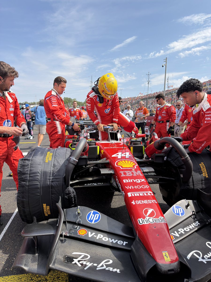 ScuderiaFerrari's tweet photo. Formation lap underway!! https://t.co/UGnWeCQV4f