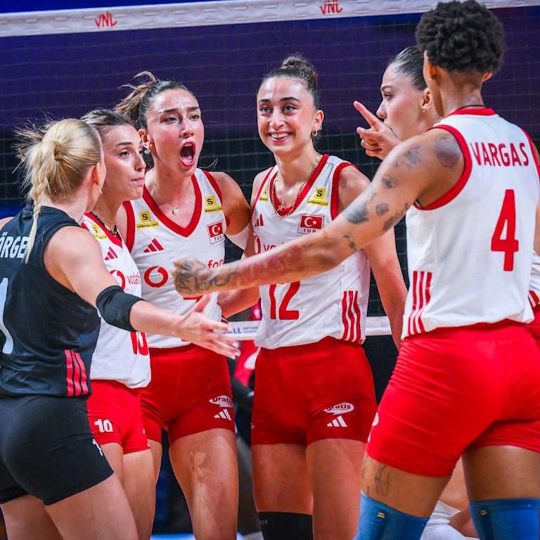 gibbybaris's tweet photo. ⌛️ Şampiyonluğa 1 Set Uzaktayız

🇹🇷 Türkiye 2-1 Brezilya 🇧🇷

⚡️ Filenin Sultanları üçüncü seti 26-24 kazandı

🏆 VNL 2026 x FİNAL https://t.co/pq6wyri6Mu