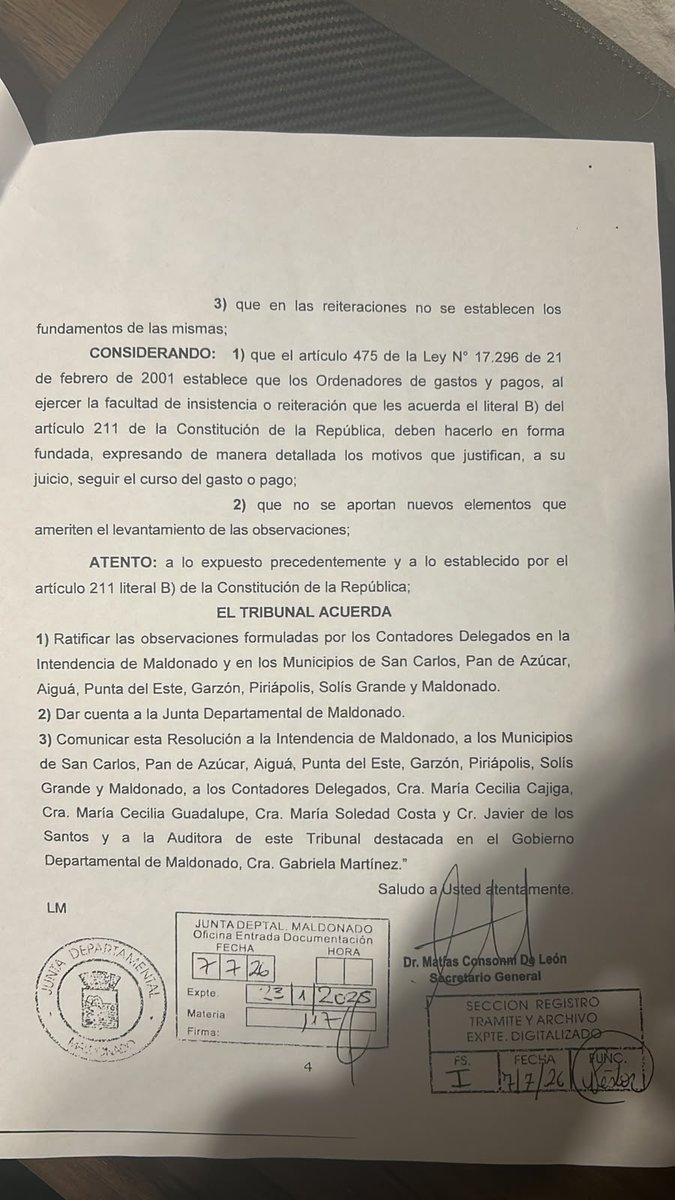 EPreve's tweet photo. 🚨 Maldonado bajo la lupa: $1.246 millones en gastos observados

✔️El Tribunal de Cuentas detectó irregularidades por más de $1.246 millones en gastos de la Intendencia y los Municipios de Maldonado

✔️En apenas seis meses -de julio a diciembre de 2025- el Tribunal de Cuentas puso bajo la lupa una cifra que golpea: $1.246.960.032 en gastos observados del gobierno departamental de Maldonado. Muchas de las observaciones son reiteraciones del primer semestre (administración Antía) y están todas las extensiones de contratos por el cambio de gobierno.

✔️El grueso corresponde a la Intendencia, con 2.568 observaciones que suman $1.055.649.271. Los Municipios, por su parte, no se quedan atrás: 578 gastos cuestionados por $191.310.761.

✔️Detrás de cada observación hay un patrón que se repite: contrataciones que saltearon los topes legales fijados para la compra directa, erogaciones ejecutadas sin la autorización correspondiente, pagos liberados sin el control previo que exige la normativa, proveedores que operaron sin estar inscriptos en el RUPE, y gastos que fueron imputados a ejercicios ya vencidos.