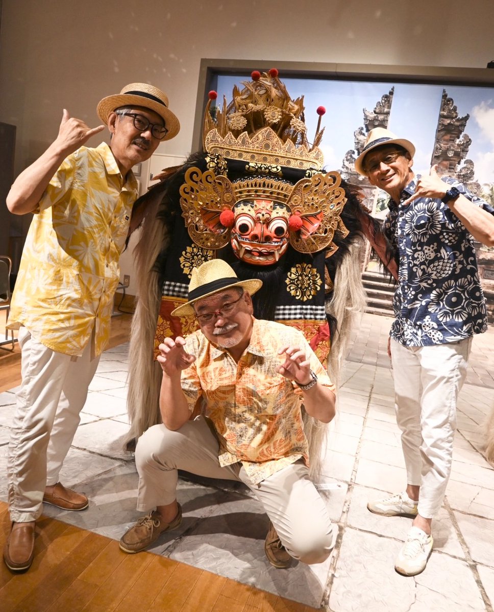 gakkihaku's tweet photo. 本日の #世界の楽器ミニコンサート は、#SIXTYSECOND の皆さまをお迎えし、スチールギター、ウクレレ、パーカッションによる演奏をご披露いただきました♪
本日の浜松市は最高気温35℃の猛暑日🌞でしたが、館内はほんのり涼しく、コンサートが始まると、目を閉じればまるで南国にいるような気分に🌴あたたかな風に包まれるような、ゆったりと心地よい時間が流れました🌺
楽器紹介では、スチールギター、ウクレレ、パーカッションに加え、なんとボーカロイドも登場!?
ハワイアンサウンドと現代の音楽技術が融合した、夏らしさあふれる楽しいコンサートとなりました。
SIXTY SECONDの皆さま、素敵な演奏をありがとうございました✨
最後は、特別展「ジャワとバリ」のフォトスポットで記念撮影📸
楽器博物館では、世界のさまざまな楽器に触れられるミニコンサートを随時開催しています。
詳しくはホームページをご覧ください。
お近くにお越しの際は、ぜひお気軽にお立ち寄りください!
#浜松市
#浜松市楽器博物館
#hamamatsu
#museum
#世界の楽器ミニコンサート
#ウクレレ #スチールギター
#パーカッション #ボーカロイド
#ハワイアン