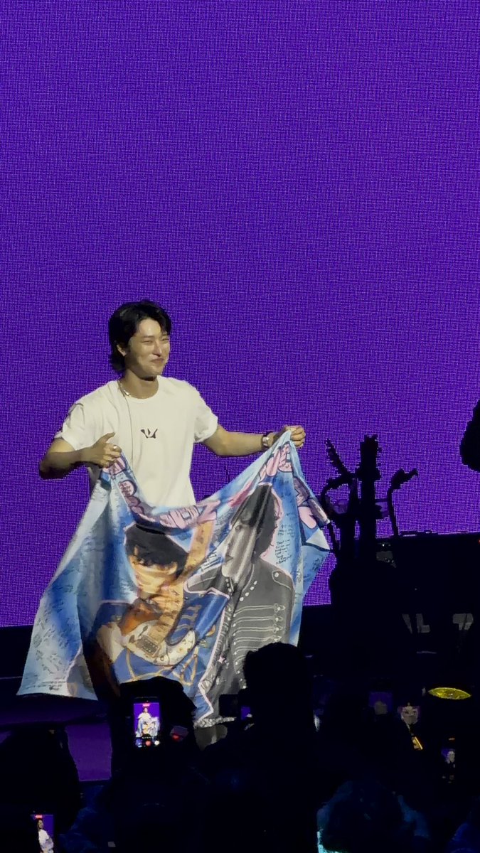 hyeontaks's tweet photo. AIGOOOOO KYEOPTAAAAA. he was so happy tonight :3 goodnight everyone bakuful dreams https://t.co/GO0qrTfIYJ