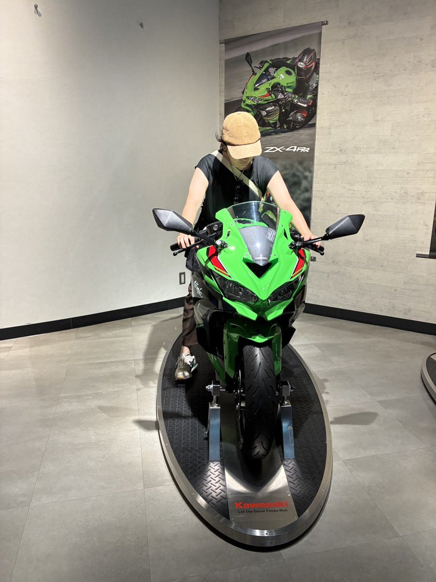 heavypine0808's tweet photo. バイクはホンダしか乗ったこと無かったからkawasakiのバイクまたげてルンルンだた笑 https://t.co/ZIbMsdr8bs
