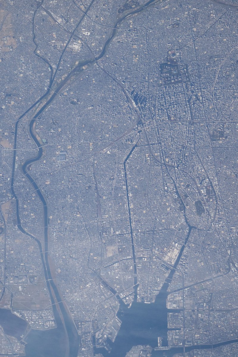 Astropics_bb's tweet photo. ISS（国際宇宙ステーション）から撮影されたこちらの画像、どこを写したものかわかるでしょうか。

画像右上側に、あるランドマークやJRの駅が映っています。

2025年11月23日（日本時間）、焦点距離1120mmの超望遠で撮影。

長押しで4Kで見られます。

答えはリプライのリンク先記事をご覧ください。

Image courtesy of the Earth Science and Remote Sensing Unit, NASA Johnson Space Center