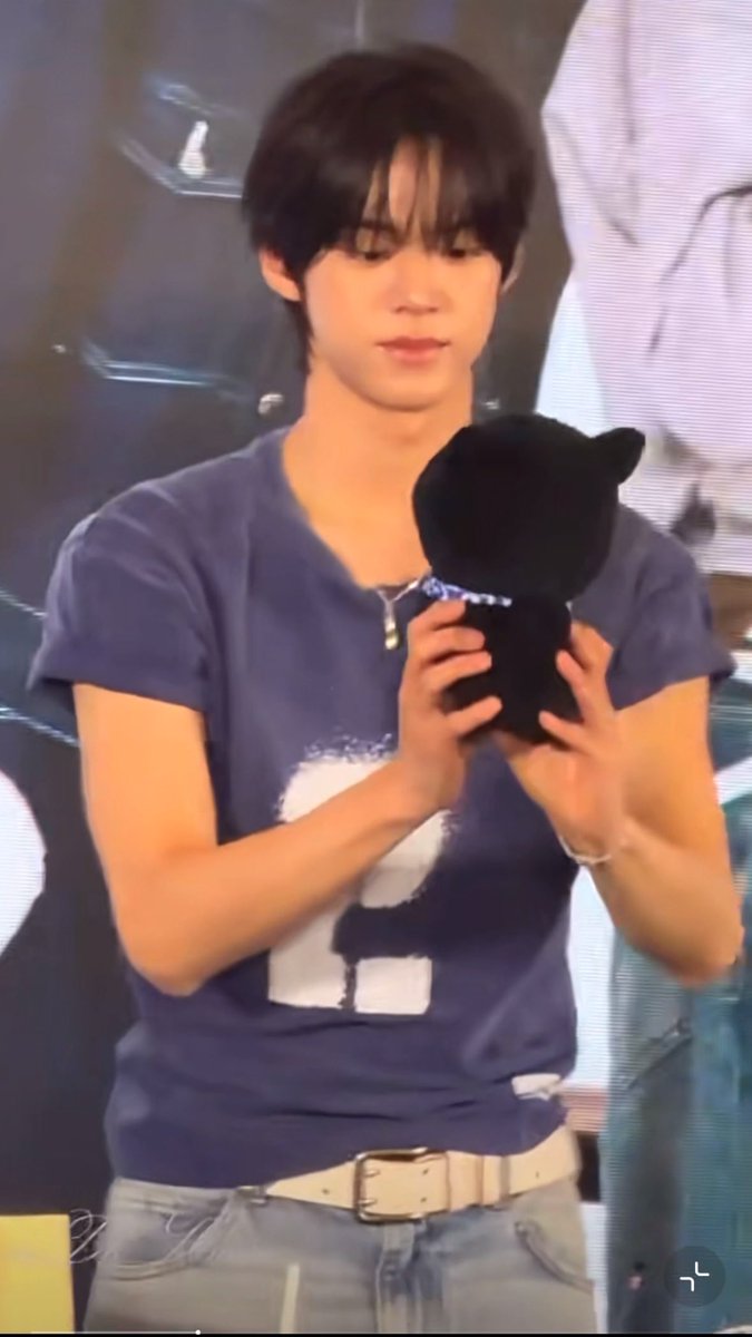 yaijaseuk's tweet photo. 하띠발ㅠㅠㅜㅜ……..
도후니 강아지 얼굴 확인하더니 뽕주댕이 따라한다고
입술 저러고 있는 거 진짜 너무 귀여워서 눈물뽱터짐.. https://t.co/BYRHaT3S93