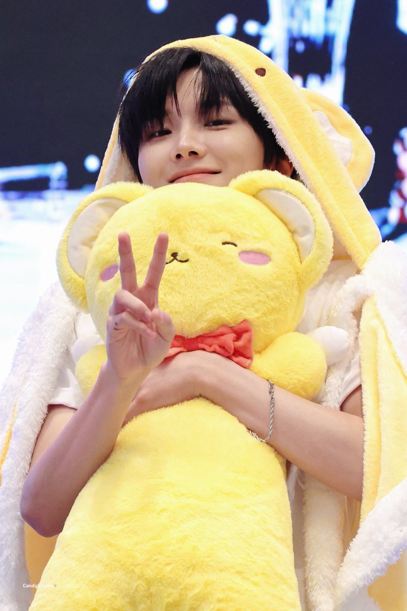 ringring__1022's tweet photo. 본인이랑 똑닮은 인형 안고 있는 우낙 기여워ㅠㅠ https://t.co/HPqm0NDB3t