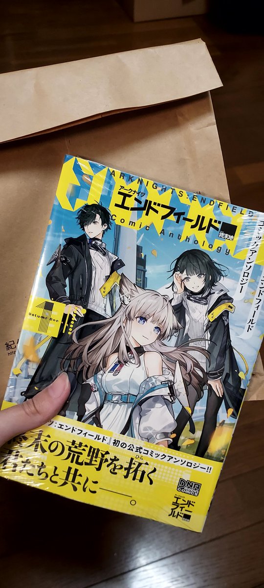 Chiao_uwu's tweet photo. 上上上禮拜（應該？）跟另外一個博士出去玩順便面交周邊

去日本書店找終末地漫畫 找了老半天決定放棄跟朋友去別的地方看 結果他手上就拿著一本 旁邊的架子上也一堆
這就是所謂的遠在天邊 近在眼前
（據本人解釋 他以為我在找別的書所以就沒叫我。）

然後打了好多太鼓 爽 但我依舊沒買鼓棒 https://t.co/bYEDvnkahH