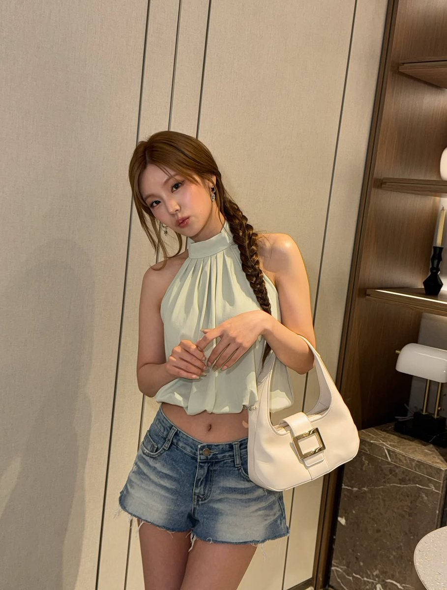 yejigallery's tweet photo. #YEJI yezyizhere instagram update https://t.co/sPSZcPAKUY
