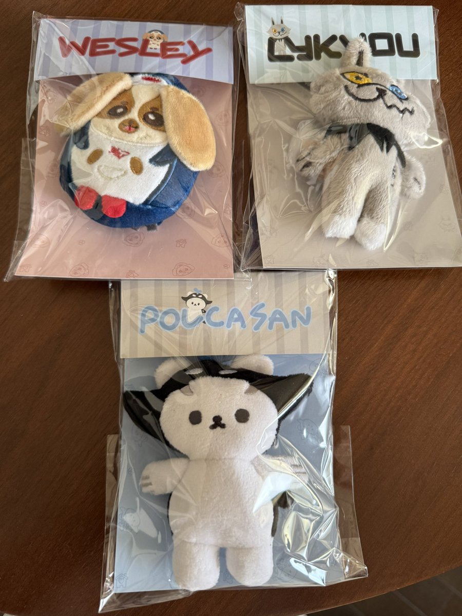 UNO_1004's tweet photo. ついにドールキーチェーン（だっけ？）が届いたんですけど！！去年の12月のスタリンのグッズだから7ヶ月かかったわけですけど、えっとこのPolcasanは本当に作り直したバージョンですか？🥺頭のシャチ部分のクオリティ低すぎて悲しい。あとカラビナが閉まりきらない。 https://t.co/uph1A9MpGw
