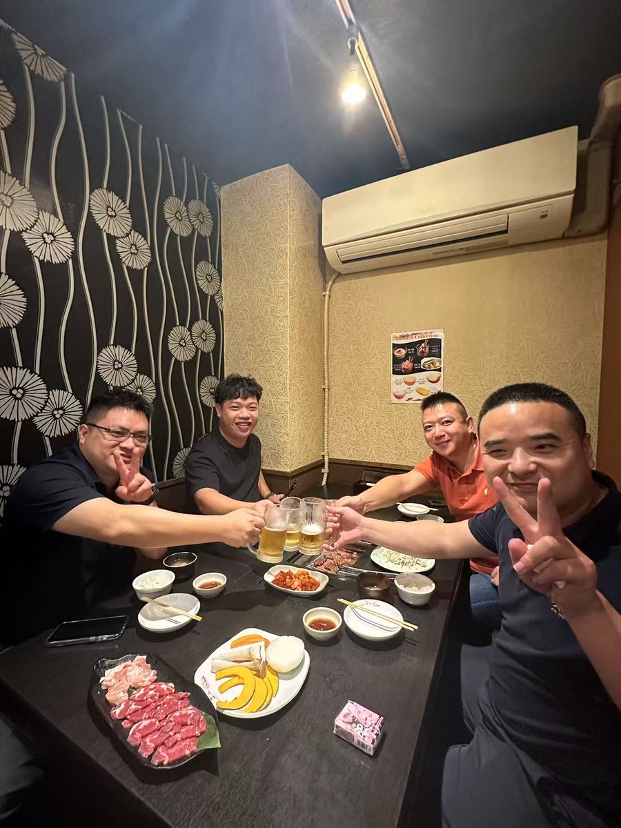 Friends70900991's tweet photo. Just linked up with my OG crew at our old spot—laughs, inside jokes, and zero awkward silences, the good stuff never gets old https://t.co/fu7lPW1jr8