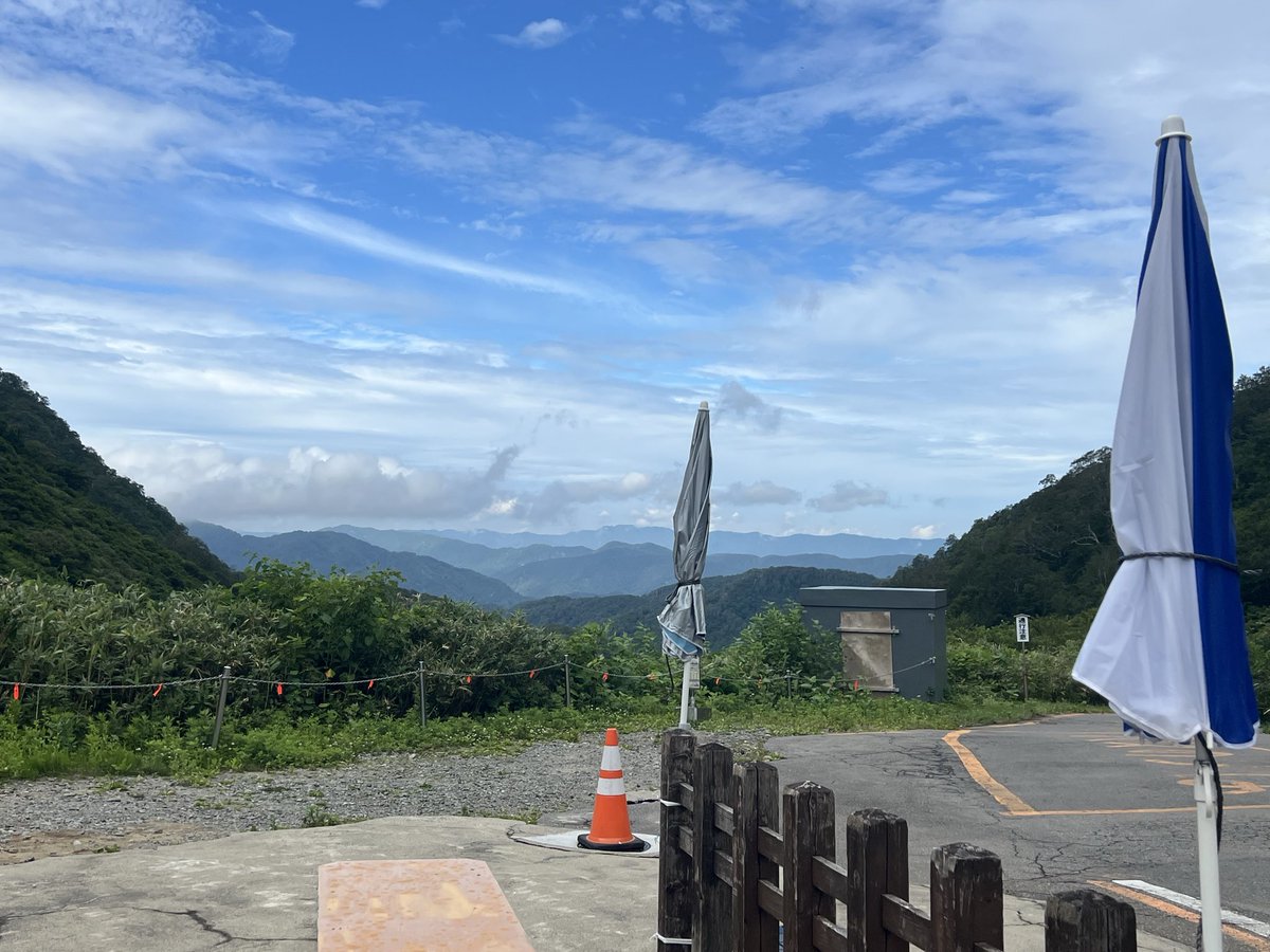 Maka953827's tweet photo. 先日、東北へ車でスピ旅に。
まずは出羽三山の奥宮・湯殿山神社へ。
大己貴さま（大国主さま）の聖域で、古来「語るなかれ」とされ撮影も禁じられた神域です。
澄んだ空気の中、足湯で足の痛みも和らぎました。
「熊出没注意」にはドキッとしましたが、それも神域の証。
神恩感謝でございます。 https://t.co/Q5EhDkPJHk