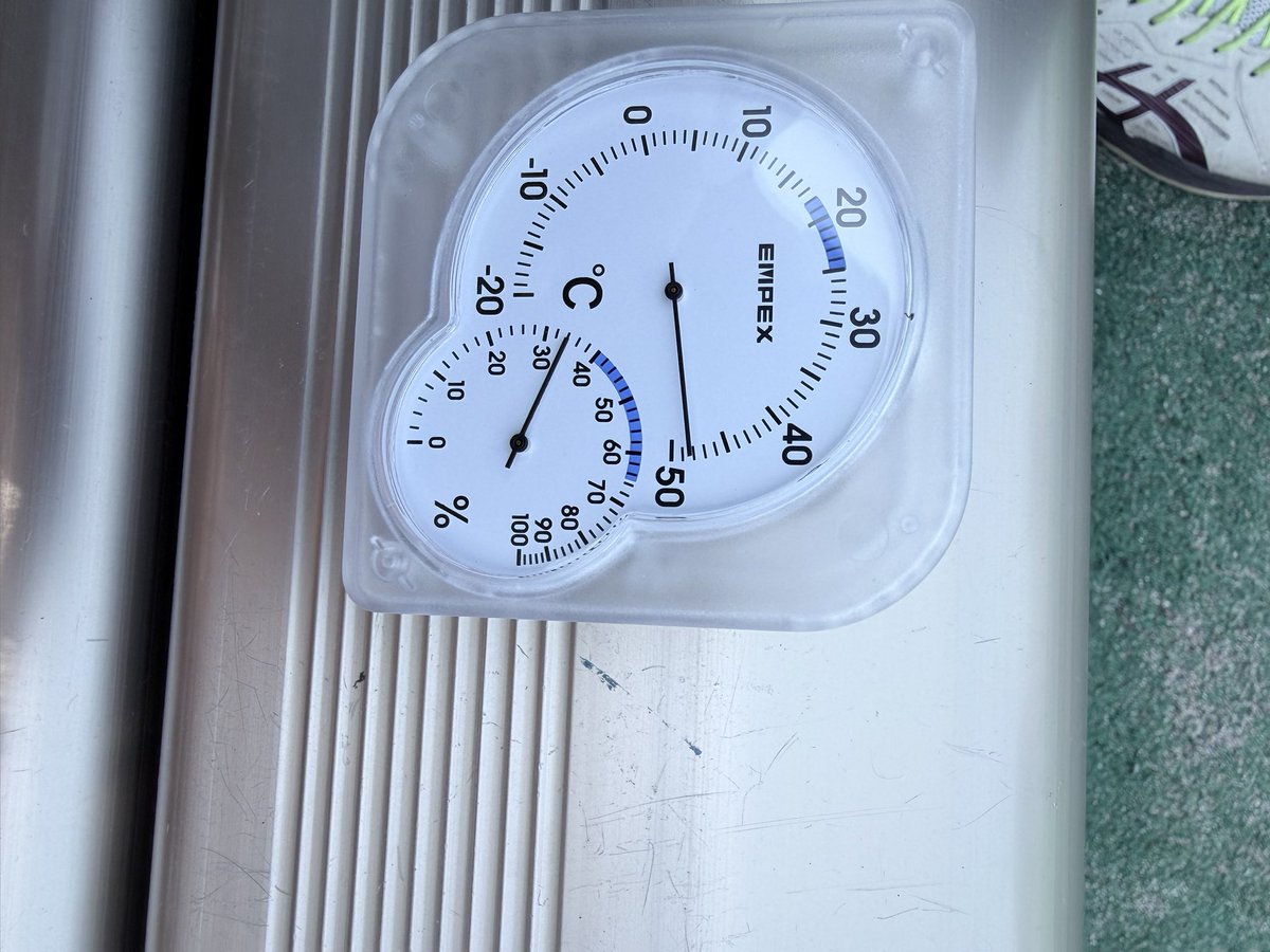 teamgoodjob's tweet photo. 今日の9時からのテニス、1番高かった温度は50℃超えてた
そして日影のベンチは30℃
やっぱり日影って大事だね
こまめに影に入らないと！
#気温 #テニスコート上 #50度 https://t.co/eXBZrVXPTQ