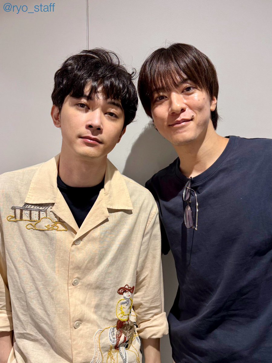 ryo_staff's tweet photo. #DEH 吉沢2公演を無事終えました😌ご来場頂きました皆様、ありがとうございました🙇🏻‍♀️
公演中雷が轟き大雨が通ったのですが、それもそのはず、松島庄汰先輩が観劇にいらしてくださってました☔️終演後「ういっすー」と近寄っていった吉沢。写真からは読み取れないかもですが、とっても嬉しそうでした📸😊 https://t.co/m1iC9n5WH0