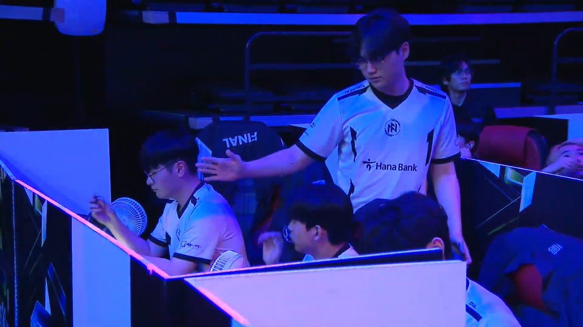 Yun1n_826's tweet photo. 치킨!!!!! ㅠㅠ!!!!! 🫳🏻🤍
#FNWIN https://t.co/wMyCeV8cHr