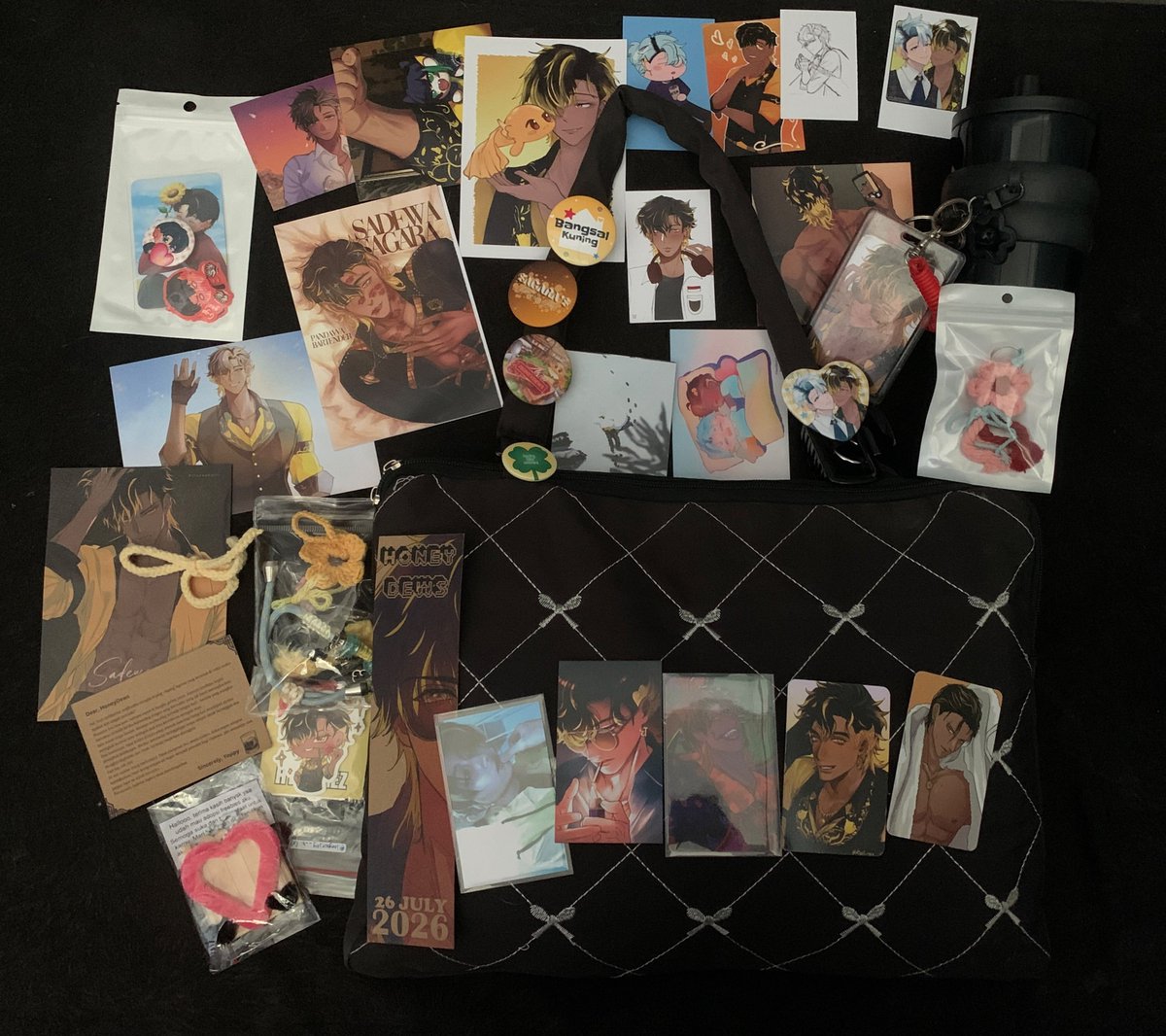 thebellsetta's tweet photo. Otsuu semuanyaa, Senang sekali bisa bertemu dengan teman teman semua hari ini terimakasih frebiesnyaa Dan maaf aku cuma bawa sedikit freebies hari ini. 💛💛💛💛 #gathDEWrings https://t.co/MwQ5X8OIRp