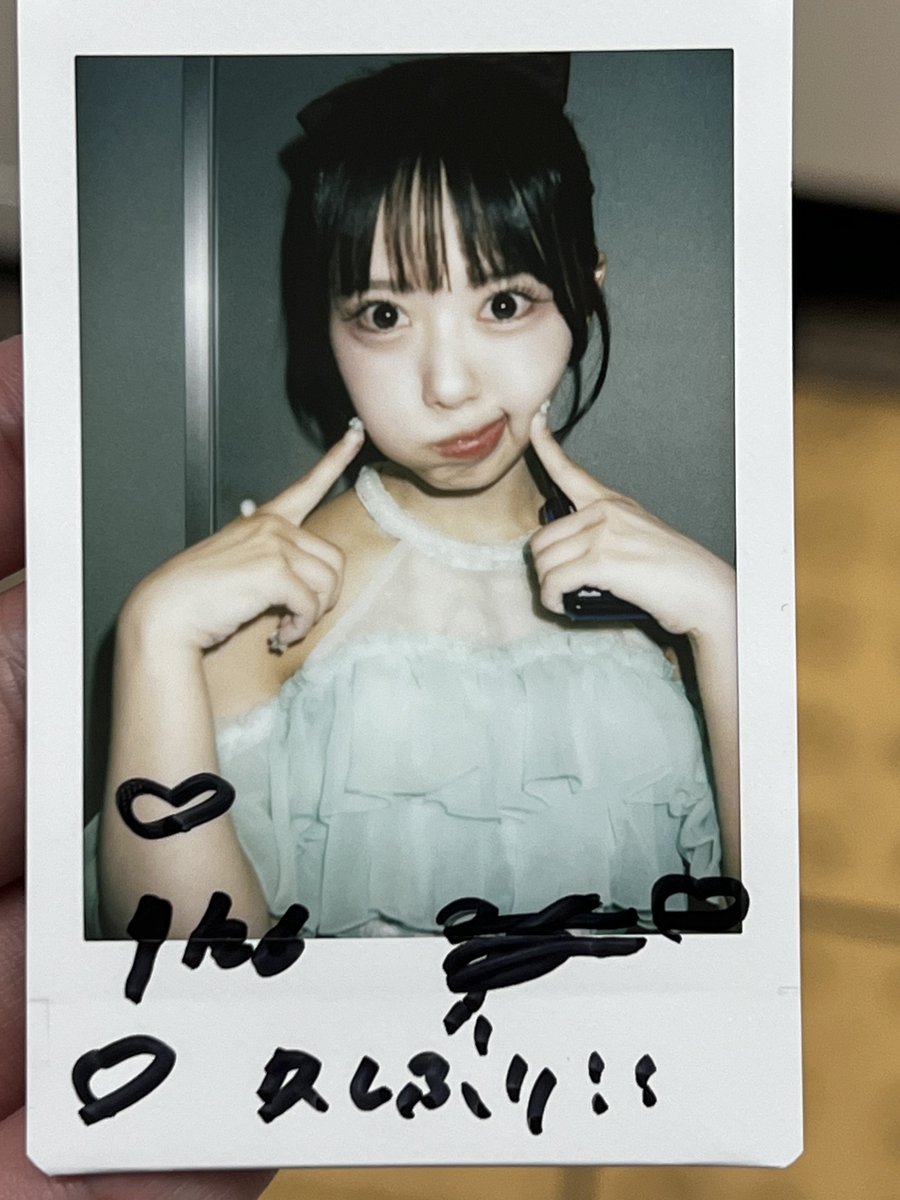 zikirudayo's tweet photo. 2年ぶりにチェキ撮ったらもう変顔してくれない可愛い人になってました🥲
「変顔出来るアイドルは良いアイドル」って教えてくれたのはこまっさんなのに・・・
もう、りりしか通えないかも🤷‍♂️🍚
また遊びに行くねー🐙マンボっ！ https://t.co/YTneEc68hF