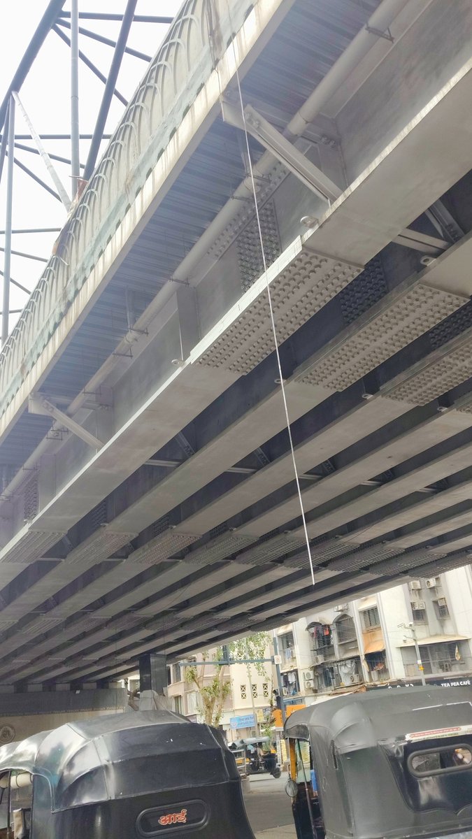 Atulkvaghasiya's tweet photo. @mybmc @MumbaiPolice @CMOMaharashtra अभी तक इस लाइट को किसी भी तरह का इलाज नहीं किया है किसी भी तरह का हादसा होने पर जिम्मेदारी कौन लेगा ? जो डिपार्टमेंट में आता है वो  तुरंत एक्शन ले https://t.co/BEeoQwQlOT