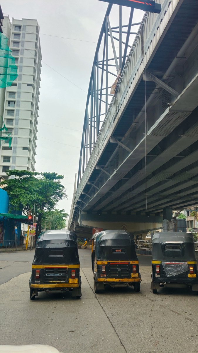 Atulkvaghasiya's tweet photo. @mybmc @MumbaiPolice @CMOMaharashtra अभी तक इस लाइट को किसी भी तरह का इलाज नहीं किया है किसी भी तरह का हादसा होने पर जिम्मेदारी कौन लेगा ? जो डिपार्टमेंट में आता है वो  तुरंत एक्शन ले https://t.co/BEeoQwQlOT
