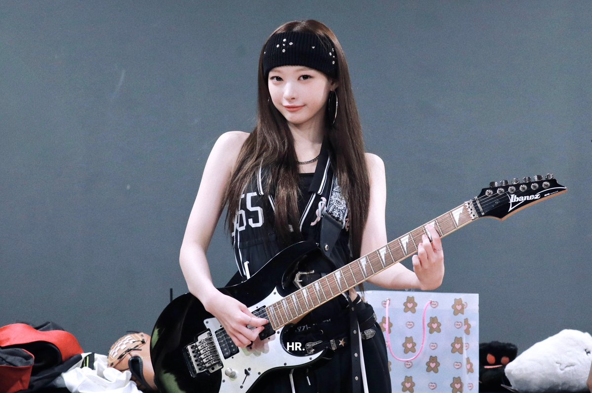 091210HR's tweet photo. 260726 🎸🖤 #힛지스 #HITGS #혜린 #HYERIN https://t.co/Wq5NlB5UzQ