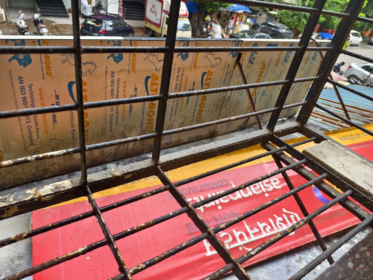 esharaithatha's tweet photo. @mybmcWardN @mybmc the shop (Asian Paints Colour World Popular Corporation) below my place in Ghatkopar East (Rajawadi) has dumped old board on roof and blocked the area with signboard also rainwater is accumulating creating unhygenic conditions. Kindly take the immediate action. https://t.co/088PRwggtY