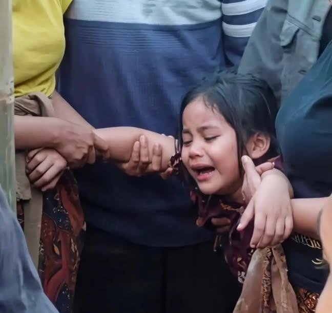 urflowerz's tweet photo. Negara ini terlalu jahat untuk orang yang mencoba bertahan hidup. Pencurian memang tidak dibenarkan, tapi main hakim sendiri merupakan tindakan tidak berprikemanusiaan 🥀 https://t.co/s4BngYPtR2