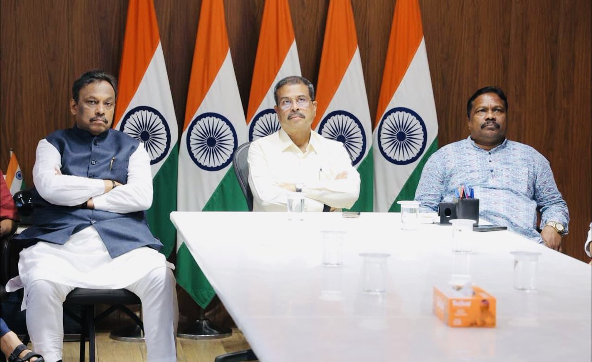 SantoshRanjan_'s tweet photo. आज दिल्ली में माननीय सांसद आ० अभिभावक श्री @dpradhanbjp जी के आवास पर प्रधानमंत्री आ० श्री @narendramodi जी के ओजस्वी विचारों से ओत-प्रोत 'मन की बात' कार्यक्रम को सुनने का सुअवसर मिला.

इस गरिमामयी अवसर पर श्री @TawdeVinod जी माननीय सांसद सह राष्ट्रीय महामंत्री,आ०श्री @ashishsood_bjp जी(मंत्री,दिल्ली सरकार),आ० श्री @RiturajSinhaBJP( राष्ट्रीय मंत्री),मा० विधायक श्री @rajeshchbjp एवं अन्य विशिष्ट नेतृत्व की की गरिमामयी उपस्थिति रही:

यह संवाद हम सभी को देश के विकास में अपनी सक्रिय भागीदारी निभाने के लिए निरंतर प्रेरित करता है। 
#जय_महादेव