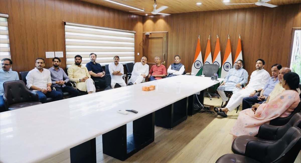 SantoshRanjan_'s tweet photo. आज दिल्ली में माननीय सांसद आ० अभिभावक श्री @dpradhanbjp जी के आवास पर प्रधानमंत्री आ० श्री @narendramodi जी के ओजस्वी विचारों से ओत-प्रोत 'मन की बात' कार्यक्रम को सुनने का सुअवसर मिला.

इस गरिमामयी अवसर पर श्री @TawdeVinod जी माननीय सांसद सह राष्ट्रीय महामंत्री,आ०श्री @ashishsood_bjp जी(मंत्री,दिल्ली सरकार),आ० श्री @RiturajSinhaBJP( राष्ट्रीय मंत्री),मा० विधायक श्री @rajeshchbjp एवं अन्य विशिष्ट नेतृत्व की की गरिमामयी उपस्थिति रही:

यह संवाद हम सभी को देश के विकास में अपनी सक्रिय भागीदारी निभाने के लिए निरंतर प्रेरित करता है। 
#जय_महादेव