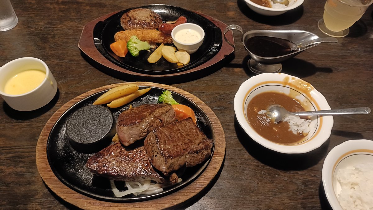 asiantea's tweet photo. #テンポス の #株主優待 今月末期限が18,000円残ってるという危機的状況。ということでいつもより高いものを。ランプステーキ450ｇはデッカイ塊を期待してたら、3切れに分かれてたぜ😢
それならおかわり制にしてくださいｗ https://t.co/M4sOGPATSc