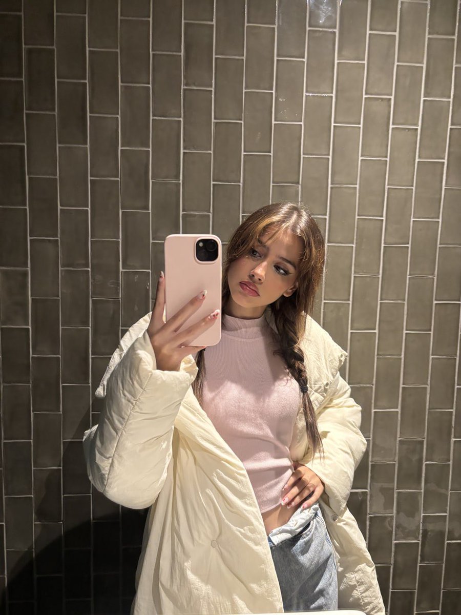 AnaBelle tweet media