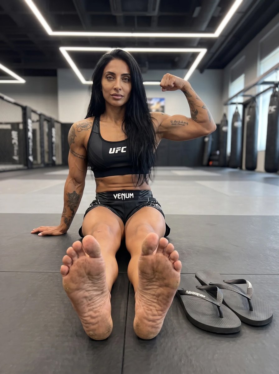 NahlyaSoles's tweet photo. Did you miss me ? 

On your all 4, clean my soles loser. https://t.co/DE7PbuY3xt