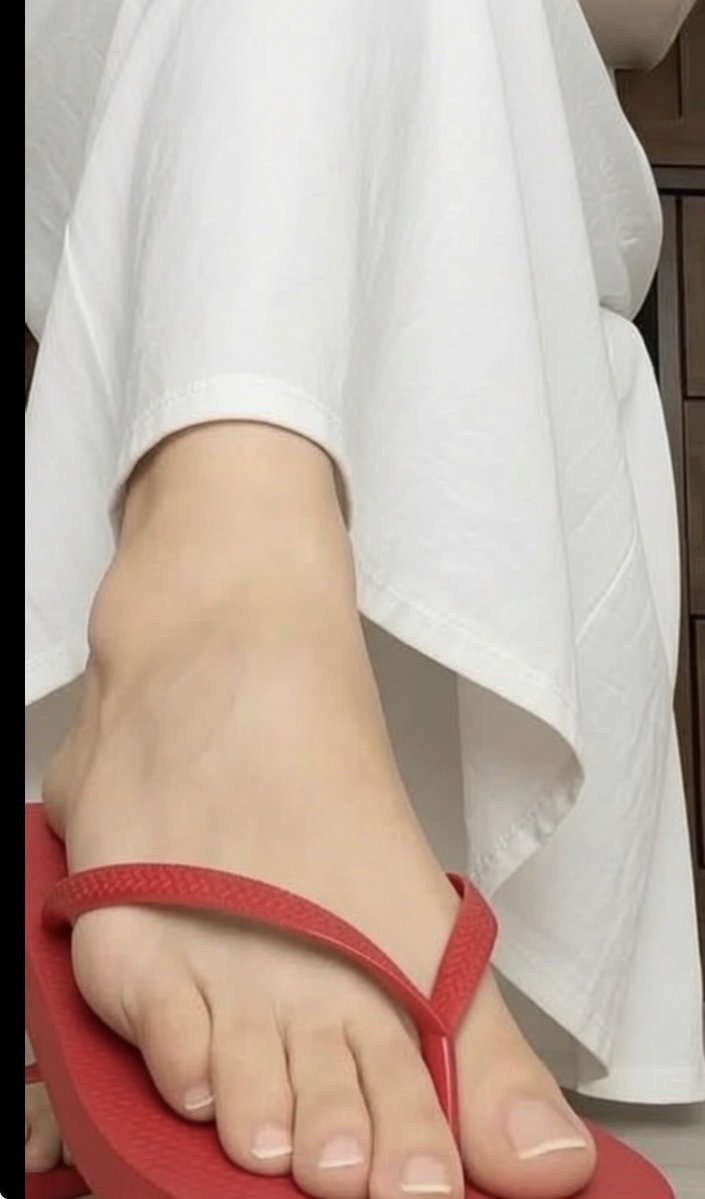 PakistaniMommy's tweet photo. Fresh Sunday toes after a pedi 🎀 https://t.co/Sy7Mij1KJ7