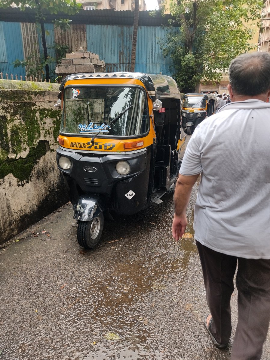 Prateesh_Shah's tweet photo. Parking in such a manner blocking the road 
#pantnager near #parabhall #400075
Ghatkopar east 
@mybmc @MTPHereToHelp https://t.co/FSLIxM7Mn0