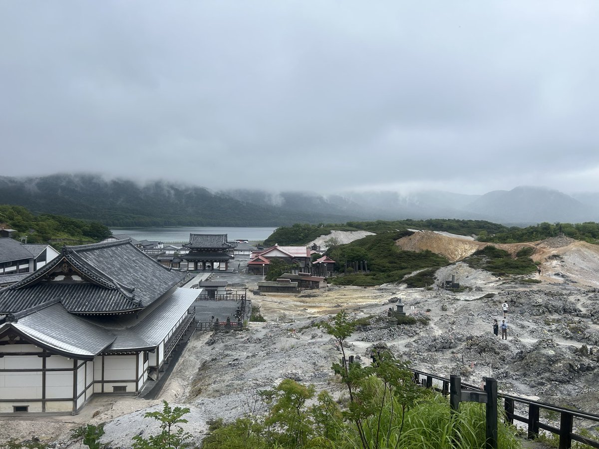Akiraka666's tweet photo. 今日は念願の初恐山へ
硫黄の臭いがするだけで地獄的な雰囲気はあまり感じず、途中まで小雨が降っていたのに宇曽利湖に近づいたら嘘の様に雨が止み晴れ間も見れたので何となく霊力上がった気がしました
めちゃくちゃ美しい場所でした https://t.co/R4FDH7RH2n
