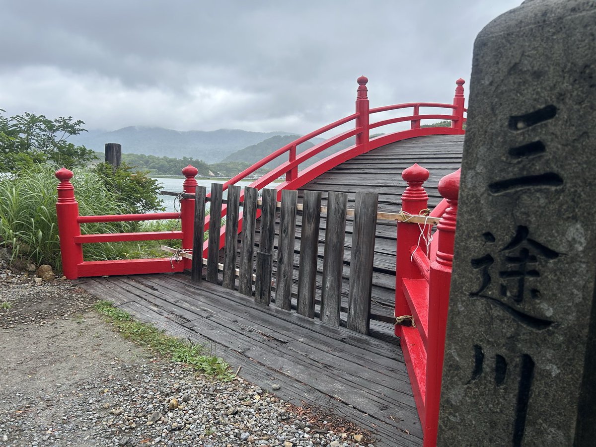 Akiraka666's tweet photo. 今日は念願の初恐山へ
硫黄の臭いがするだけで地獄的な雰囲気はあまり感じず、途中まで小雨が降っていたのに宇曽利湖に近づいたら嘘の様に雨が止み晴れ間も見れたので何となく霊力上がった気がしました
めちゃくちゃ美しい場所でした https://t.co/R4FDH7RH2n