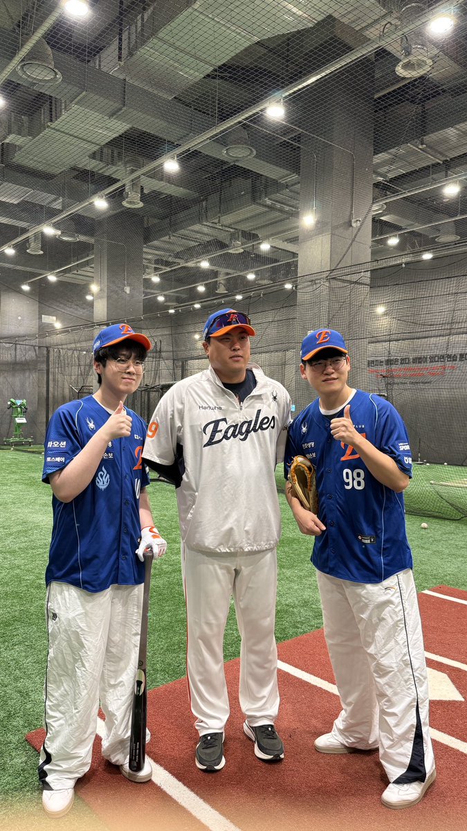 HLEofficial's tweet photo. 🧡HLE X EAGLES🧡
오늘 승리 가보자! @hoodi_thespace https://t.co/OeLyNnHkLT