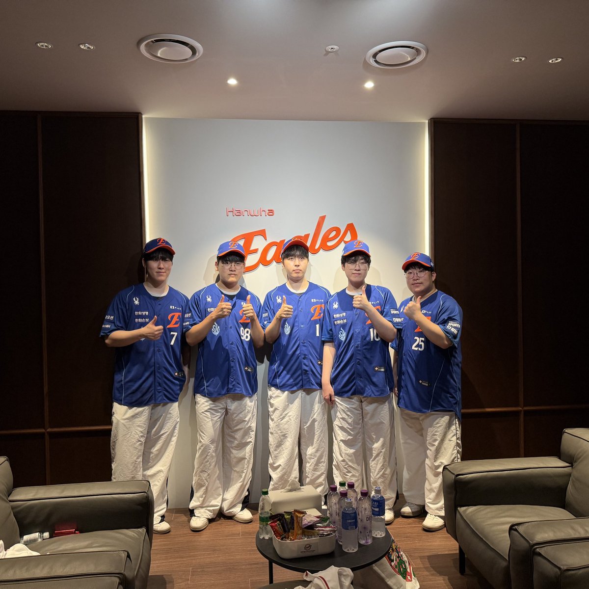 HLEofficial's tweet photo. 🧡HLE X EAGLES🧡
오늘 승리 가보자! @hoodi_thespace https://t.co/OeLyNnHkLT