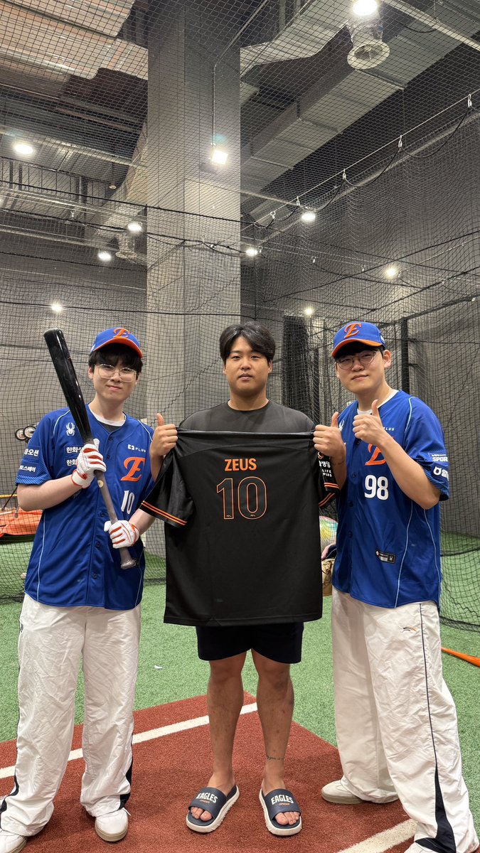 HLEofficial's tweet photo. 🧡HLE X EAGLES🧡
오늘 승리 가보자! @hoodi_thespace https://t.co/OeLyNnHkLT