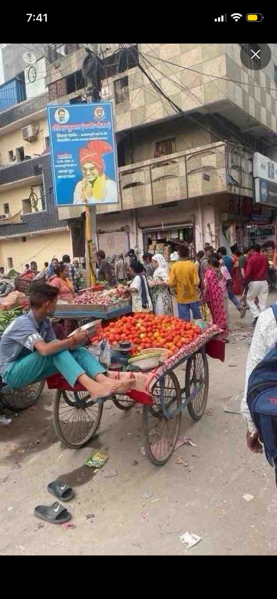 UNaagar's tweet photo. आदरणीय विधायक जी, मैं खिचड़ीपुर कल्याणपुरी मेन रोड ब्लॉक 9 पर अवैध अतिक्रमणकारियों और सब्ज़ी विक्रेताओं द्वारा मुख्य सड़क पर कब्ज़ा किए जाने के कारण होने वाले भारी ट्रैफिक जाम और एम्बुलेंस व फायर ब्रिगेड जैसी आपातकालीन सेवाओं के बाधित होने की गंभीर व जानलेवा समस्या की ओर आपका ध्यान आकर्षित करना चाहता हूँ, जो कोंडली विधानसभा क्षेत्र के निवासी पिछले कई वर्षों से झेल रहे हैं, अतः आपसे विनम्र निवेदन है कि इसका शीघ्र समाधान करके हमें अनुगृहीत करें।
